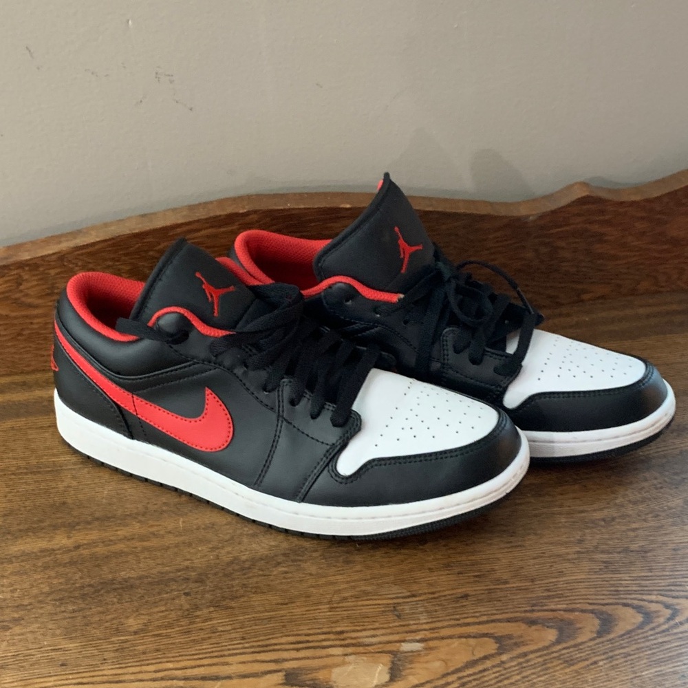 Nike Black White Red Low-Top Athletic Shoes
